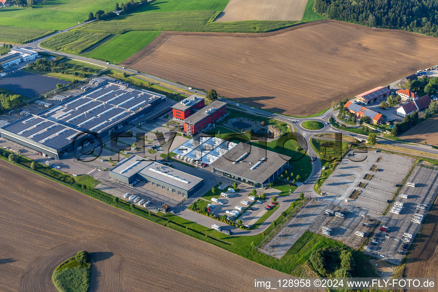 Luftaufnahme von Gebäude und Produktionshallen auf dem Fahrzeugbau- Werksgelände der Carthago Reisemobilbau GmbH in Aulendorf im Ortsteil Unterrauhen im Bundesland Baden-Württemberg, Deutschland