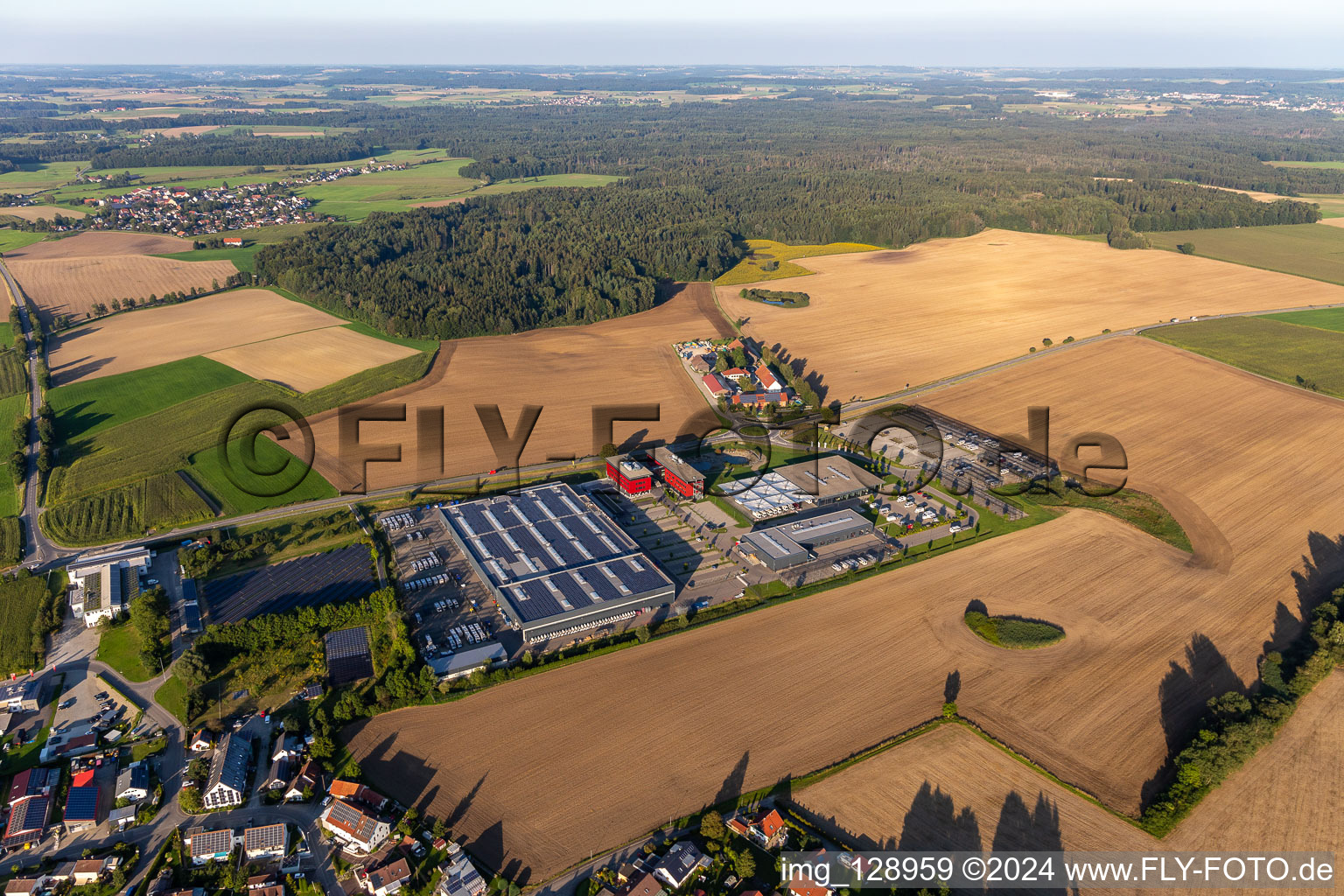 Gebäude und Produktionshallen auf dem Fahrzeugbau- Werksgelände der Carthago Reisemobilbau GmbH in Aulendorf im Ortsteil Rugetsweiler im Bundesland Baden-Württemberg, Deutschland