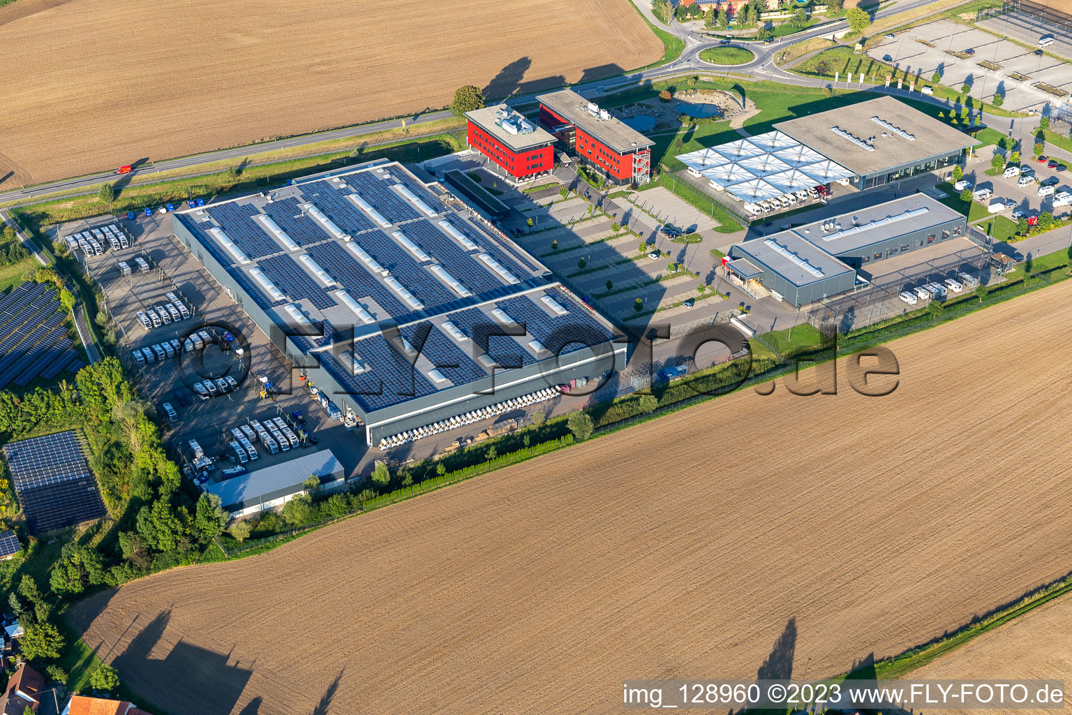 Luftbild von Gebäude und Produktionshallen auf dem Fahrzeugbau- Werksgelände der Carthago Reisemobilbau GmbH in Aulendorf im Ortsteil Rugetsweiler im Bundesland Baden-Württemberg, Deutschland