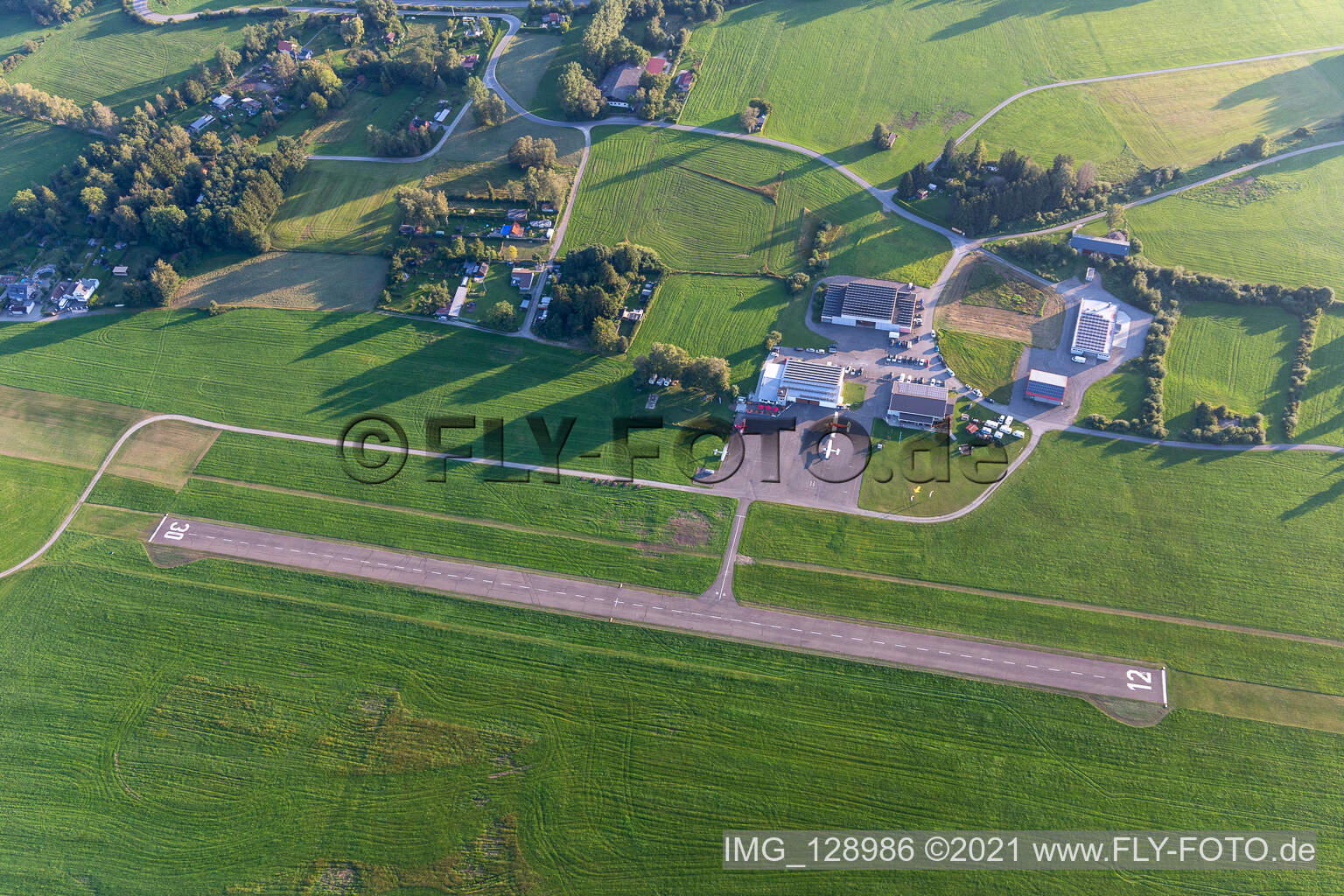 Start- und Landebahn mit Rollfeldgelände des Flugplatz von Skydive Saulgau in Bad Saulgau im Bundesland Baden-Württemberg, Deutschland