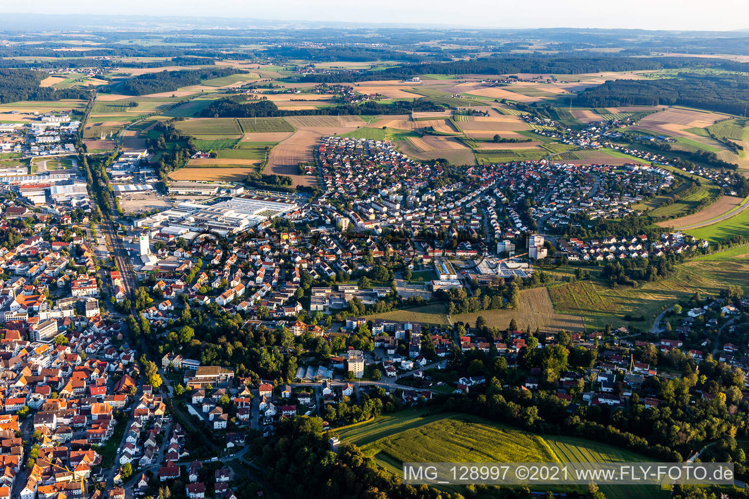 Stadtgebiet mit Außenbezirken und Innenstadtbereich am Rand von landwirtschaftlichen Feldern und Ackerflächen in Bad Saulgau im Bundesland Baden-Württemberg, Deutschland