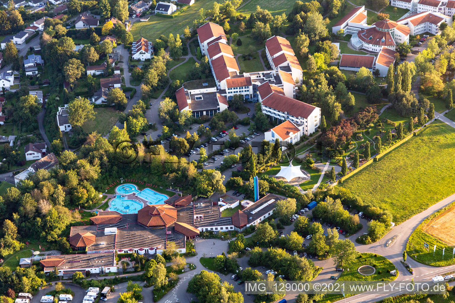 Festbau und Kurhaus- Gebäude und Kurpark mit Sonnenhof-Therme Bad Saulgau und Klinik am schönen Moos in Bad Saulgau im Bundesland Baden-Württemberg, Deutschland