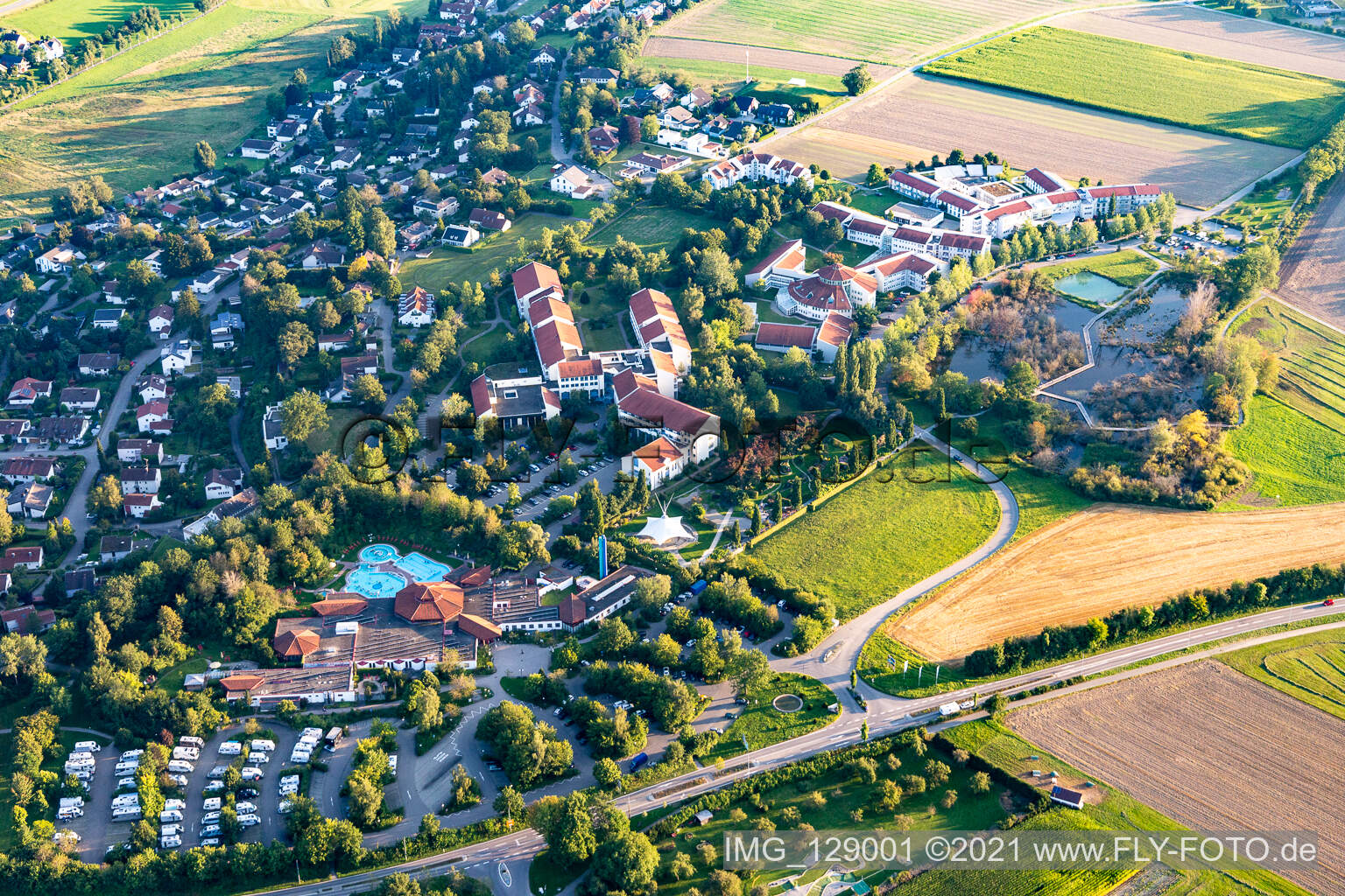 Luftbild von Festbau und Kurhaus- Gebäude und Kurpark mit Sonnenhof-Therme Bad Saulgau und Klinik am schönen Moos in Bad Saulgau im Bundesland Baden-Württemberg, Deutschland