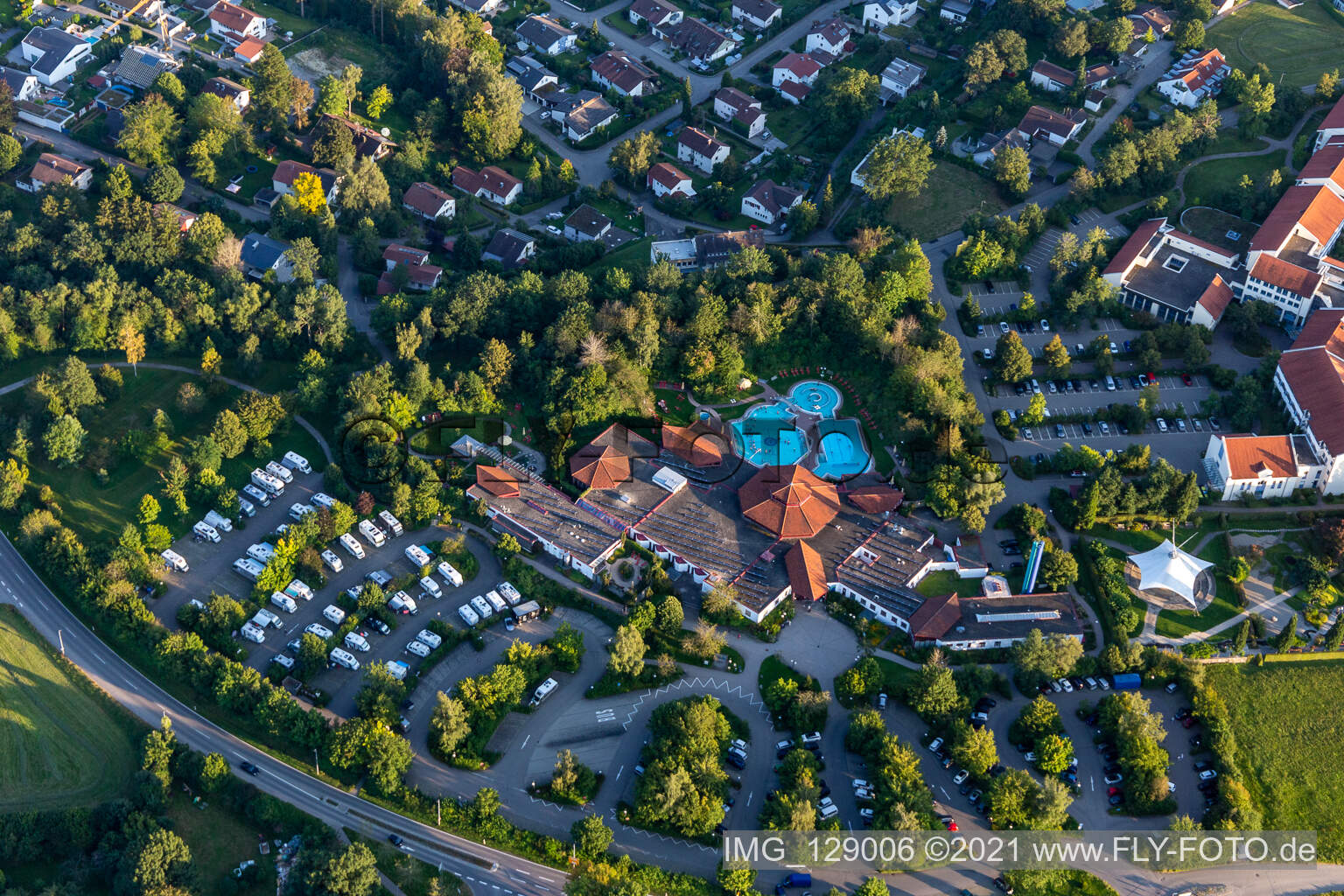 Luftbild von Kurzentrum und Kurpark mit Sonnenhof-Therme Bad Saulgau und Klinik am schönen Moos in Bad Saulgau im Bundesland Baden-Württemberg, Deutschland