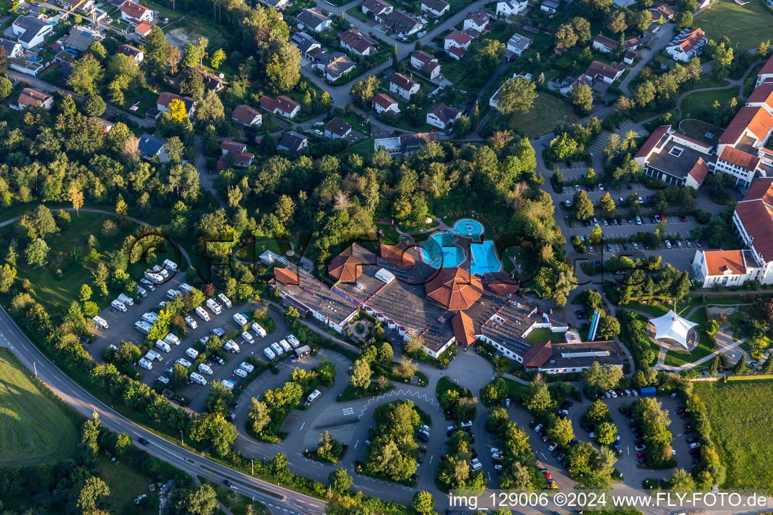 Luftbild von Kurzentrum und Kurpark mit Sonnenhof-Therme Bad Saulgau und Klinik am schönen Moos in Bad Saulgau im Bundesland Baden-Württemberg, Deutschland