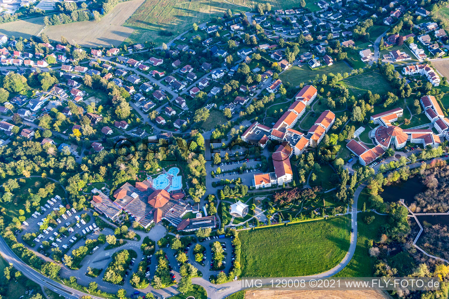 Luftaufnahme von Kurzentrum und Kurpark mit Sonnenhof-Therme Bad Saulgau und Klinik am schönen Moos in Bad Saulgau im Bundesland Baden-Württemberg, Deutschland
