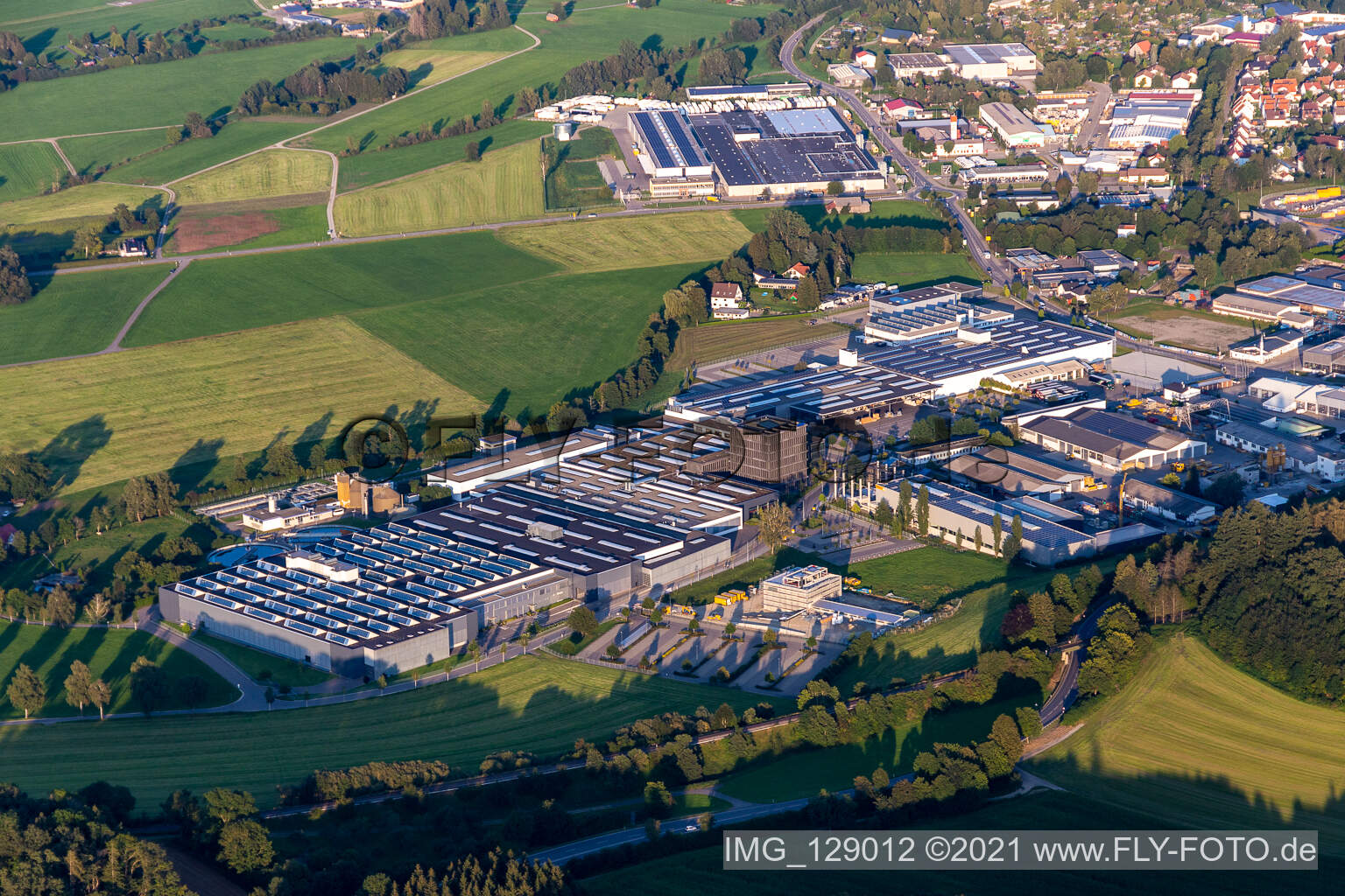 Gebäude und Produktionshallen der KNOLL Maschinenbau GmbH auf dem Fabrikgelände in Bad Saulgau im Bundesland Baden-Württemberg, Deutschland
