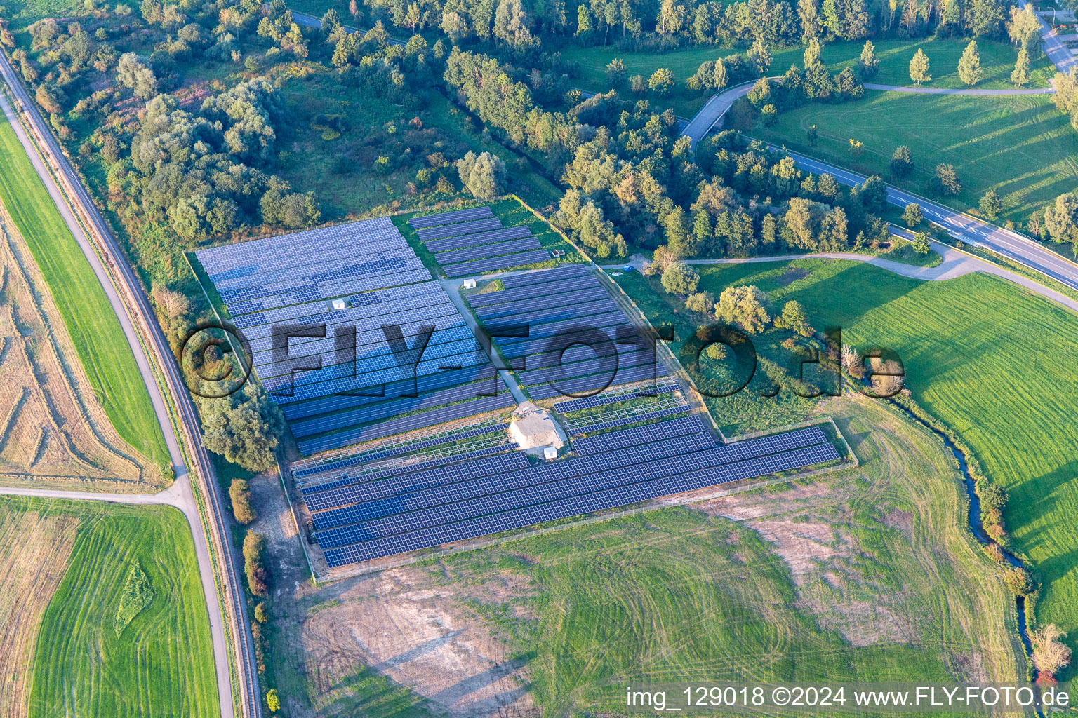 Paneel- Reihen eines Solarkraftwerkes und Photovoltaik- Anlage auf einem Feld in Ertingen im Bundesland Baden-Württemberg, Deutschland