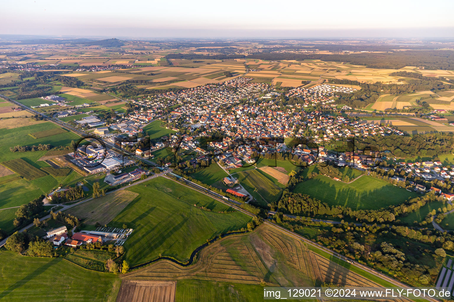 Ortsansicht der Straßen und Häuser der Wohngebiete in Ertingen im Bundesland Baden-Württemberg, Deutschland