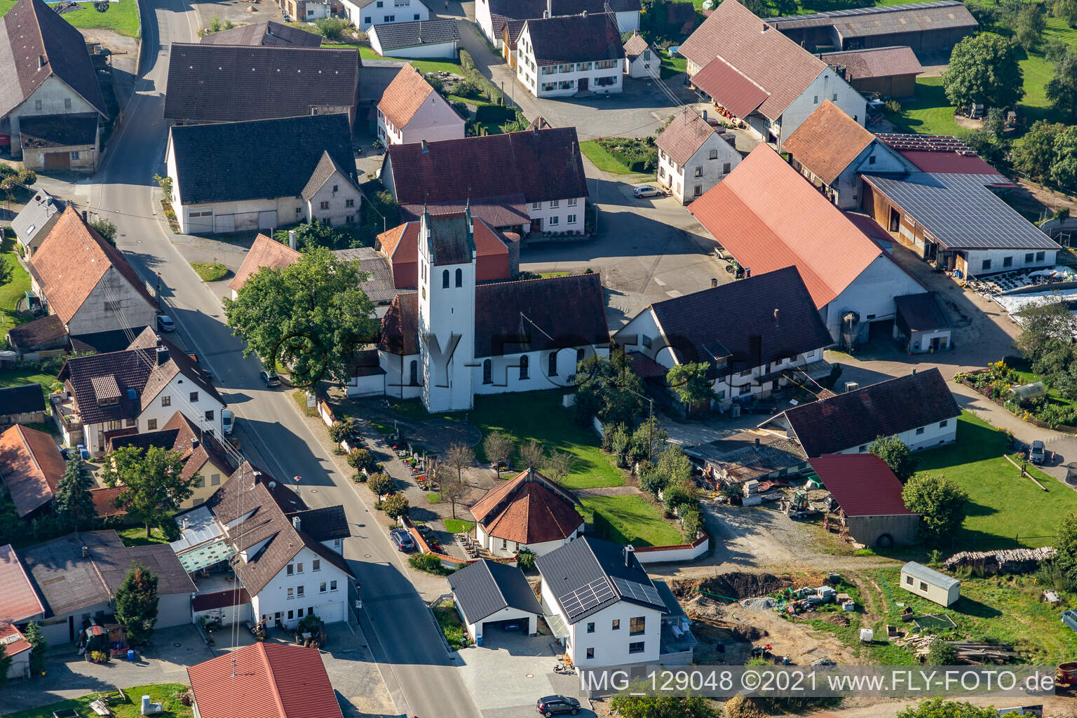 Heilig-Kreuz-Kirche im Ortsteil Ottobeurerhof in Allmannsweiler im Bundesland Baden-Württemberg, Deutschland