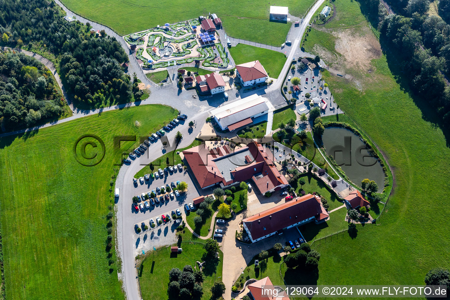 Gebäudekomplex der Hotelanlage Hotel Hofgut Tiergarten und Adventure Golf Aulendorf in Aulendorf im Bundesland Baden-Württemberg, Deutschland