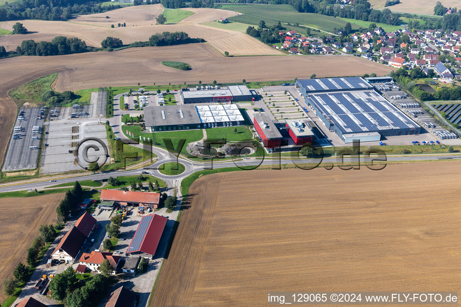 Schrägluftbild von Gebäude und Produktionshallen auf dem Fahrzeugbau- Werksgelände der Carthago Reisemobilbau GmbH in Aulendorf im Ortsteil Unterrauhen im Bundesland Baden-Württemberg, Deutschland