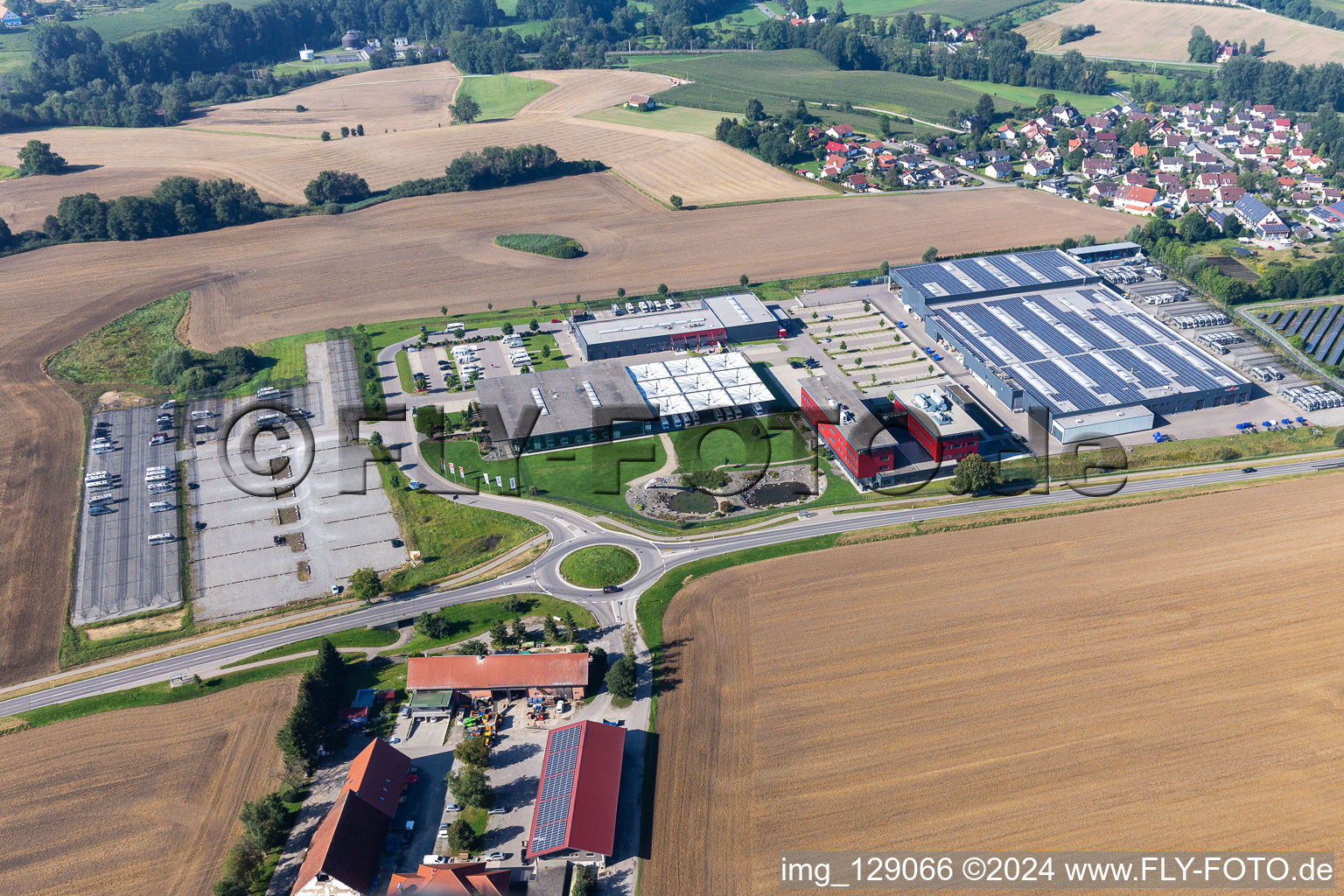 Gebäude und Produktionshallen auf dem Fahrzeugbau- Werksgelände der Carthago Reisemobilbau GmbH in Aulendorf im Ortsteil Unterrauhen im Bundesland Baden-Württemberg, Deutschland von oben