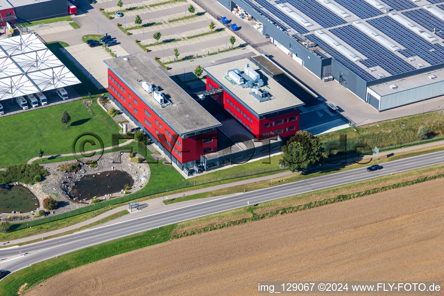 Gebäude und Produktionshallen auf dem Fahrzeugbau- Werksgelände der Carthago Reisemobilbau GmbH in Aulendorf im Ortsteil Unterrauhen im Bundesland Baden-Württemberg, Deutschland aus der Luft