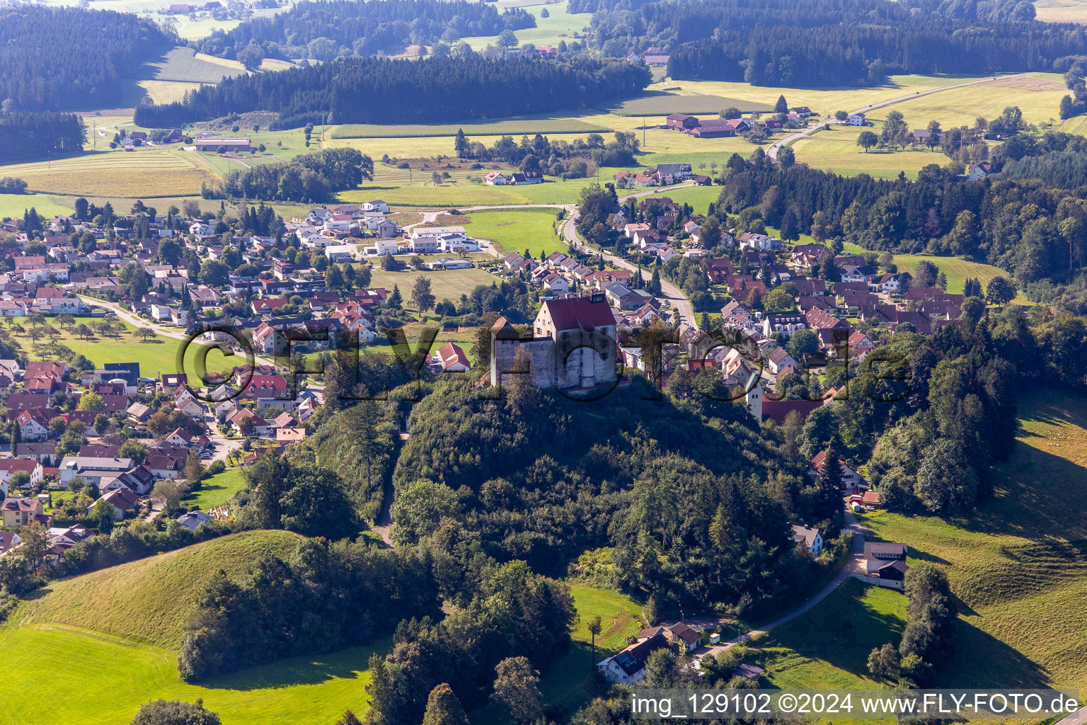 Mauern der Burganlage auf dem Plateau " Schloss Waldburg " in Waldburg im Ortsteil Sieberatsreute im Bundesland Baden-Württemberg, Deutschland