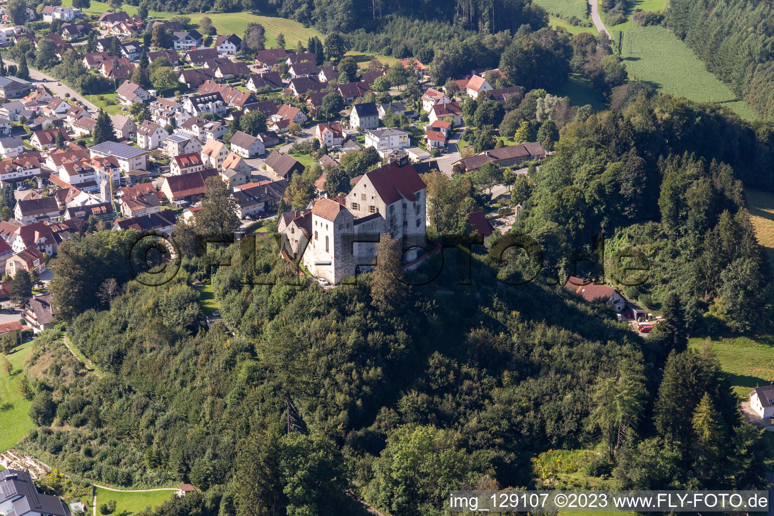 Luftbild von Mauern der Burganlage auf dem Plateau " Schloss Waldburg " in Waldburg im Bundesland Baden-Württemberg, Deutschland