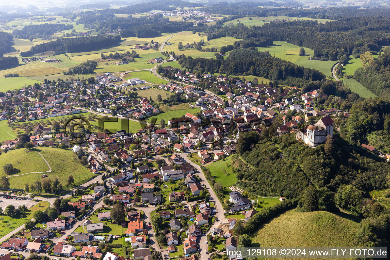 Luftaufnahme von Mauern der Burganlage auf dem Plateau " Schloss Waldburg " in Waldburg im Ortsteil Sieberatsreute im Bundesland Baden-Württemberg, Deutschland