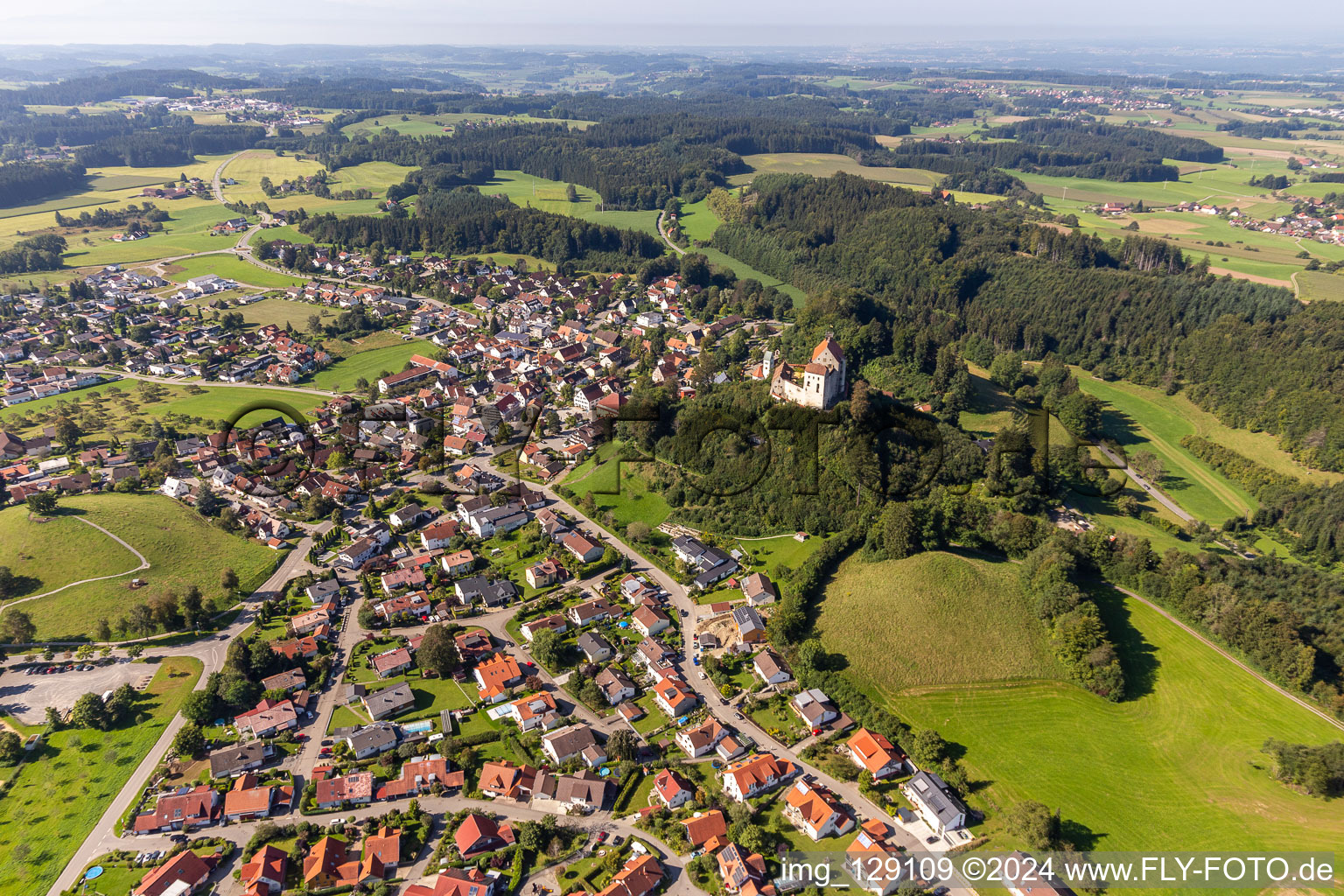 Mauern der Burganlage auf dem Plateau " Schloss Waldburg " in Waldburg im Bundesland Baden-Württemberg, Deutschland