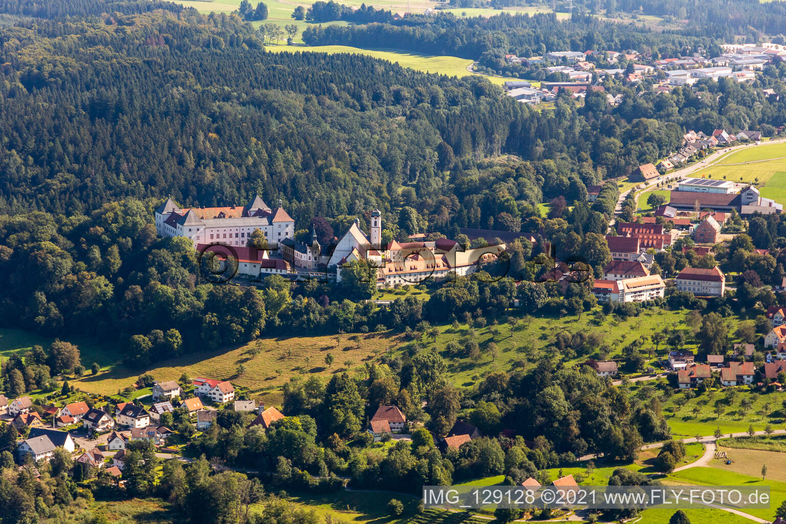 Luftbild von Renaissance Schloss Wolfegg mit Pfarr- und Stiftskirche St. Katharina in Wolfegg im Bundesland Baden-Württemberg, Deutschland