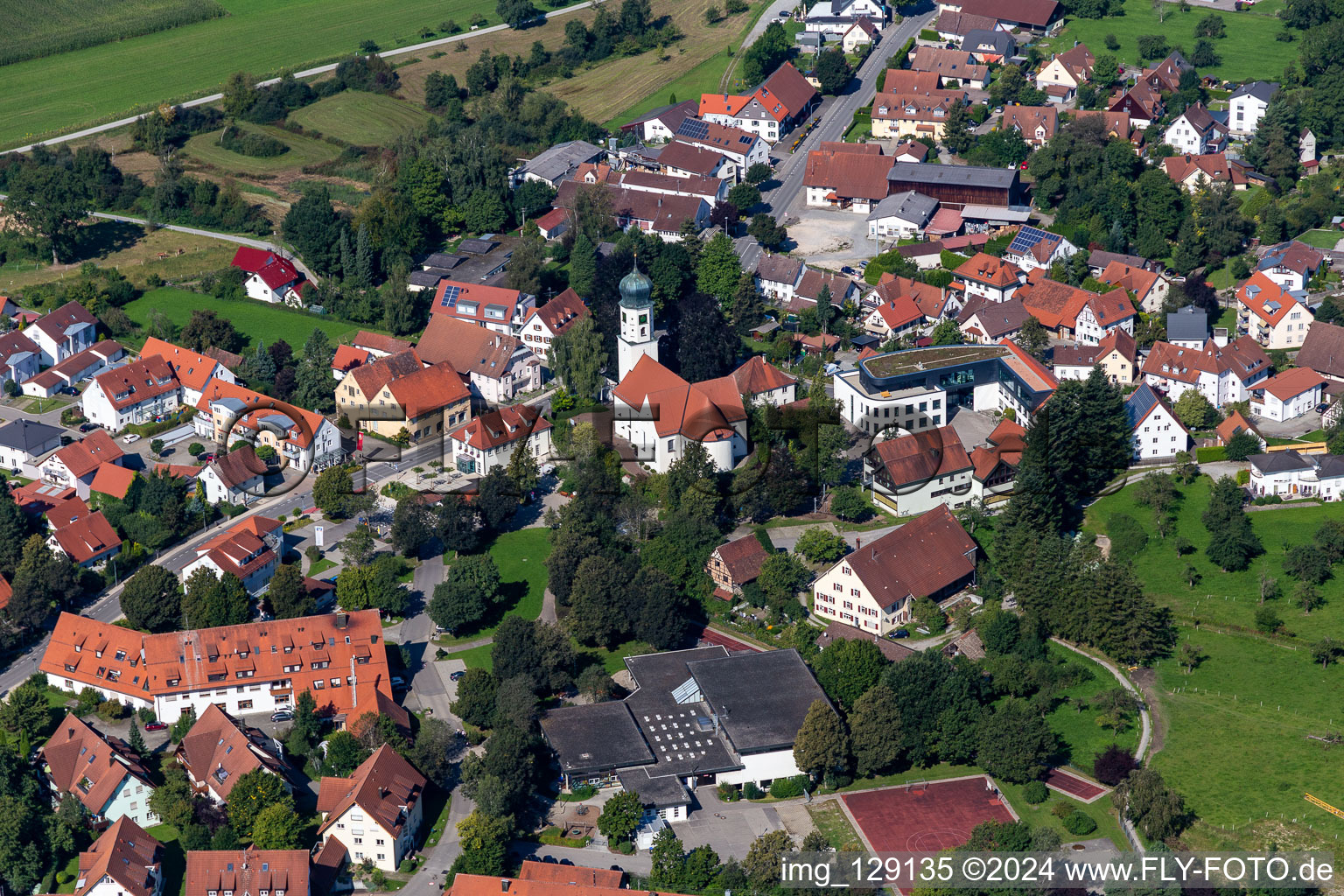 Kirchengebäude der Wallfahrtskirche St. Philippus und Jakobus im Ortszentrum in Bergatreute im Bundesland Baden-Württemberg, Deutschland