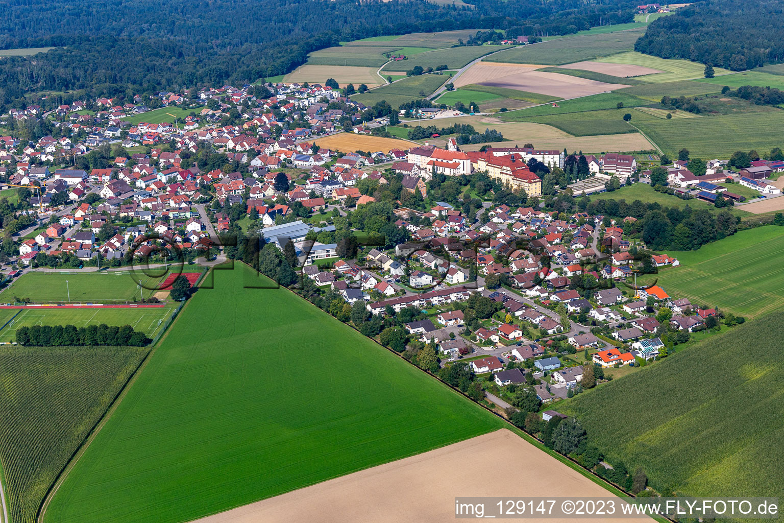 Ortsansicht am Rande von landwirtschaftlichen Feldern und Nutzflächen in Reute in Bad Waldsee im Bundesland Baden-Württemberg, Deutschland