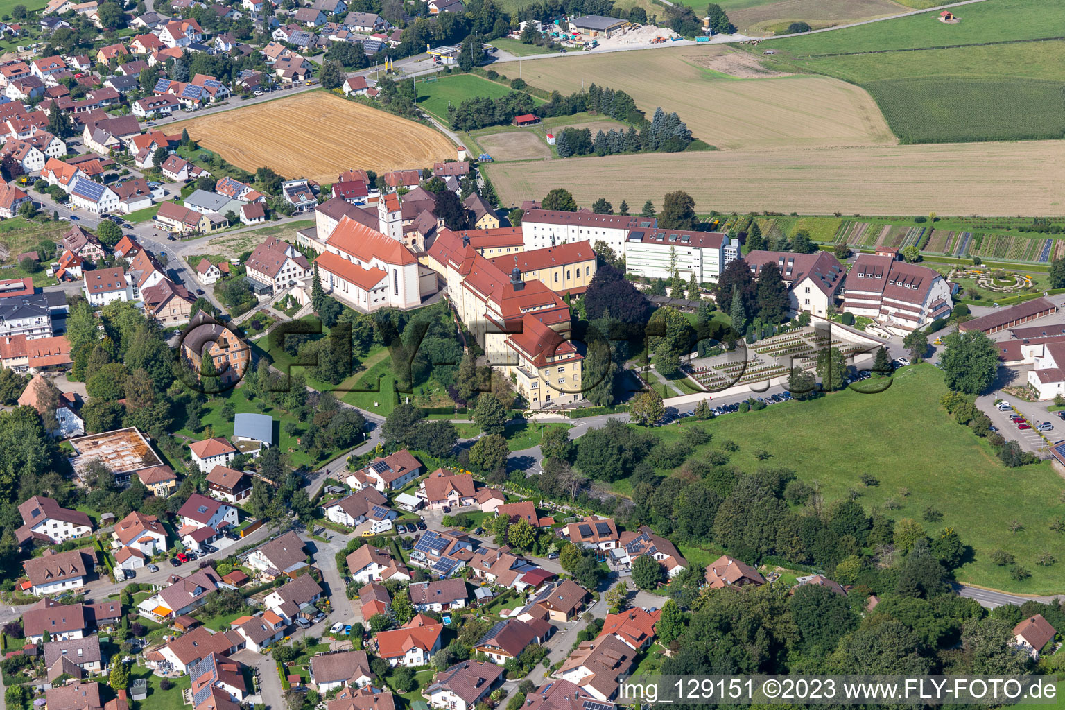Luftbild von Gebäudekomplex des Klosters Reute in Bad Waldsee im Bundesland Baden-Württemberg, Deutschland