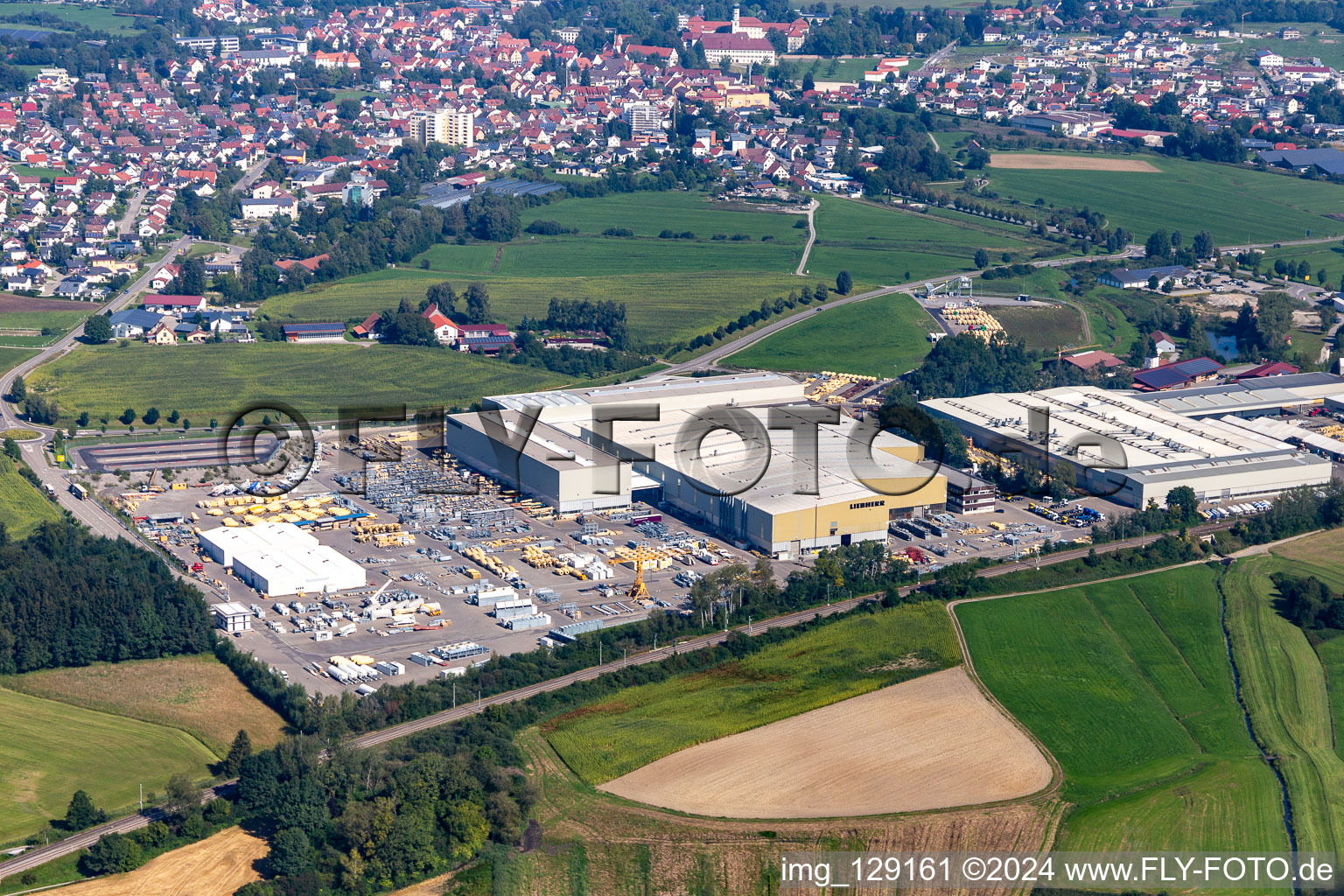 Gebäude und Produktionshallen auf dem Fabrikgelände der Liebherr-Mischtechnik GmbH in Bad Schussenried im Ortsteil Kürnbach im Bundesland Baden-Württemberg, Deutschland vom Flugzeug aus