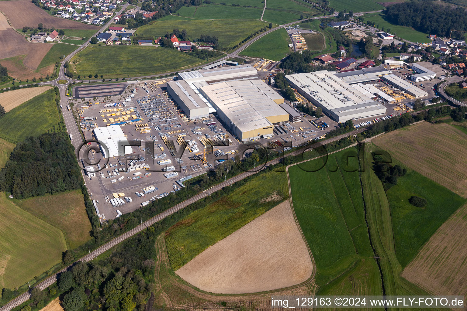 Gebäude und Produktionshallen auf dem Fabrikgelände der Liebherr-Mischtechnik GmbH in Bad Schussenried im Ortsteil Kürnbach im Bundesland Baden-Württemberg, Deutschland aus der Vogelperspektive