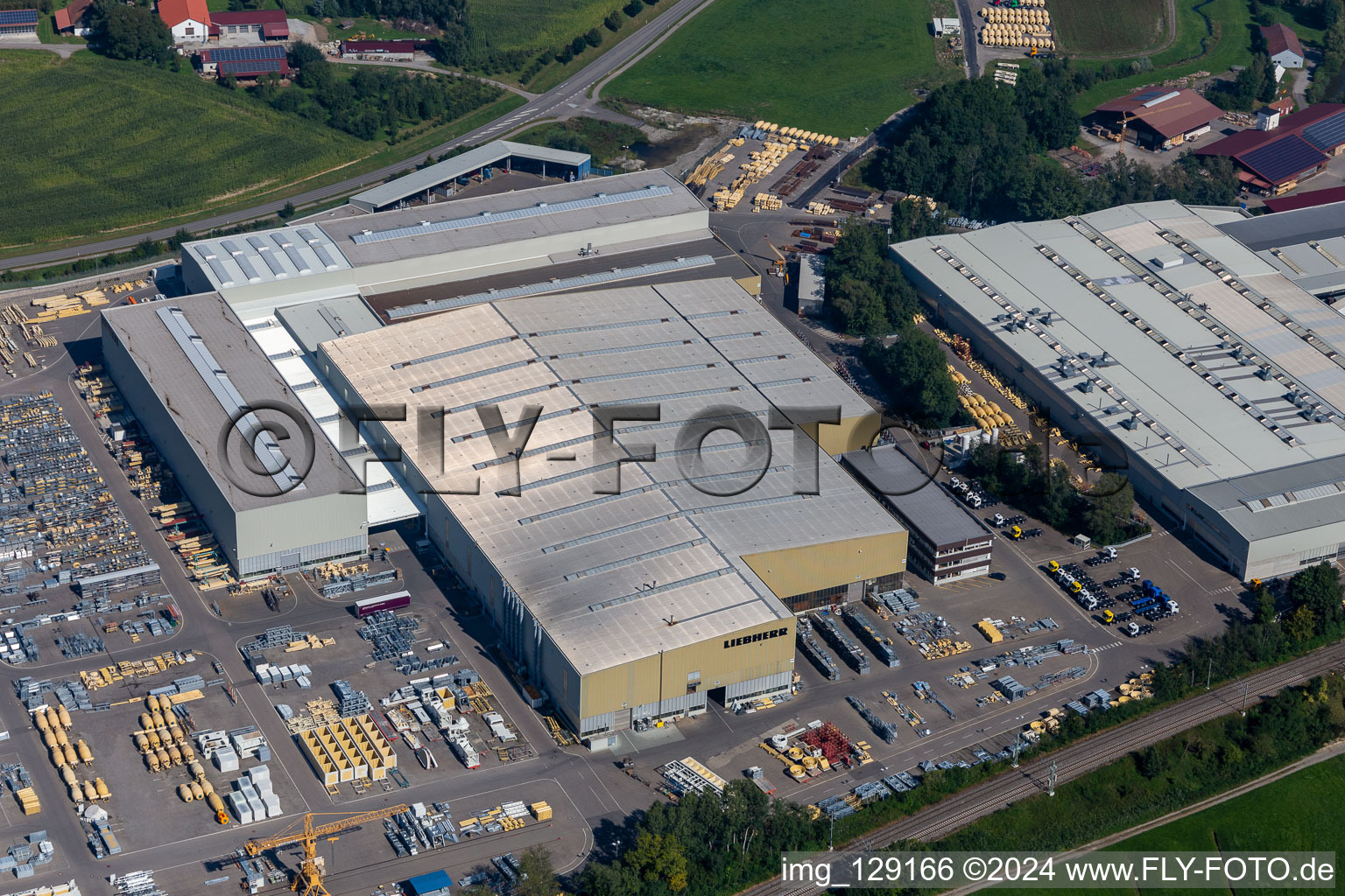 Drohnenaufname von Gebäude und Produktionshallen auf dem Fabrikgelände der Liebherr-Mischtechnik GmbH in Bad Schussenried im Ortsteil Kürnbach im Bundesland Baden-Württemberg, Deutschland