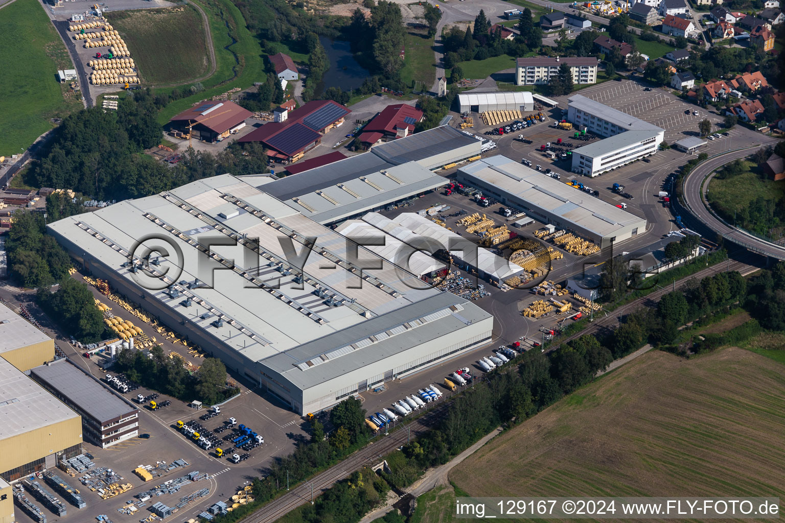 Drohnenbild von Gebäude und Produktionshallen auf dem Fabrikgelände der Liebherr-Mischtechnik GmbH in Bad Schussenried im Ortsteil Kürnbach im Bundesland Baden-Württemberg, Deutschland