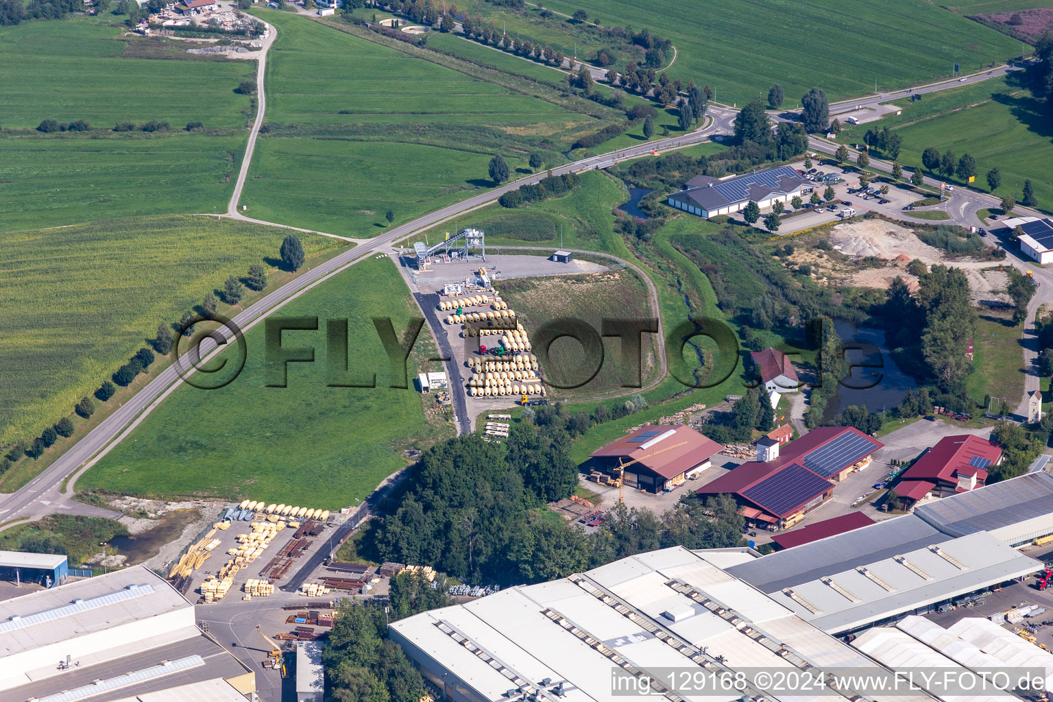 Gebäude und Produktionshallen auf dem Fabrikgelände der Liebherr-Mischtechnik GmbH in Bad Schussenried im Ortsteil Kürnbach im Bundesland Baden-Württemberg, Deutschland aus der Drohnenperspektive