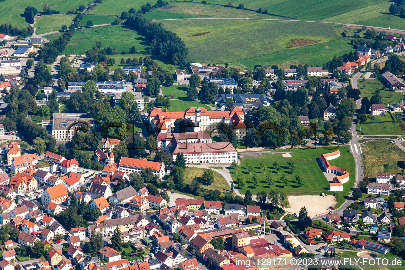 Schrägluftbild von Gebäudekomplex des Klosters in Bad Schussenried im Ortsteil Roppertsweiler im Bundesland Baden-Württemberg, Deutschland