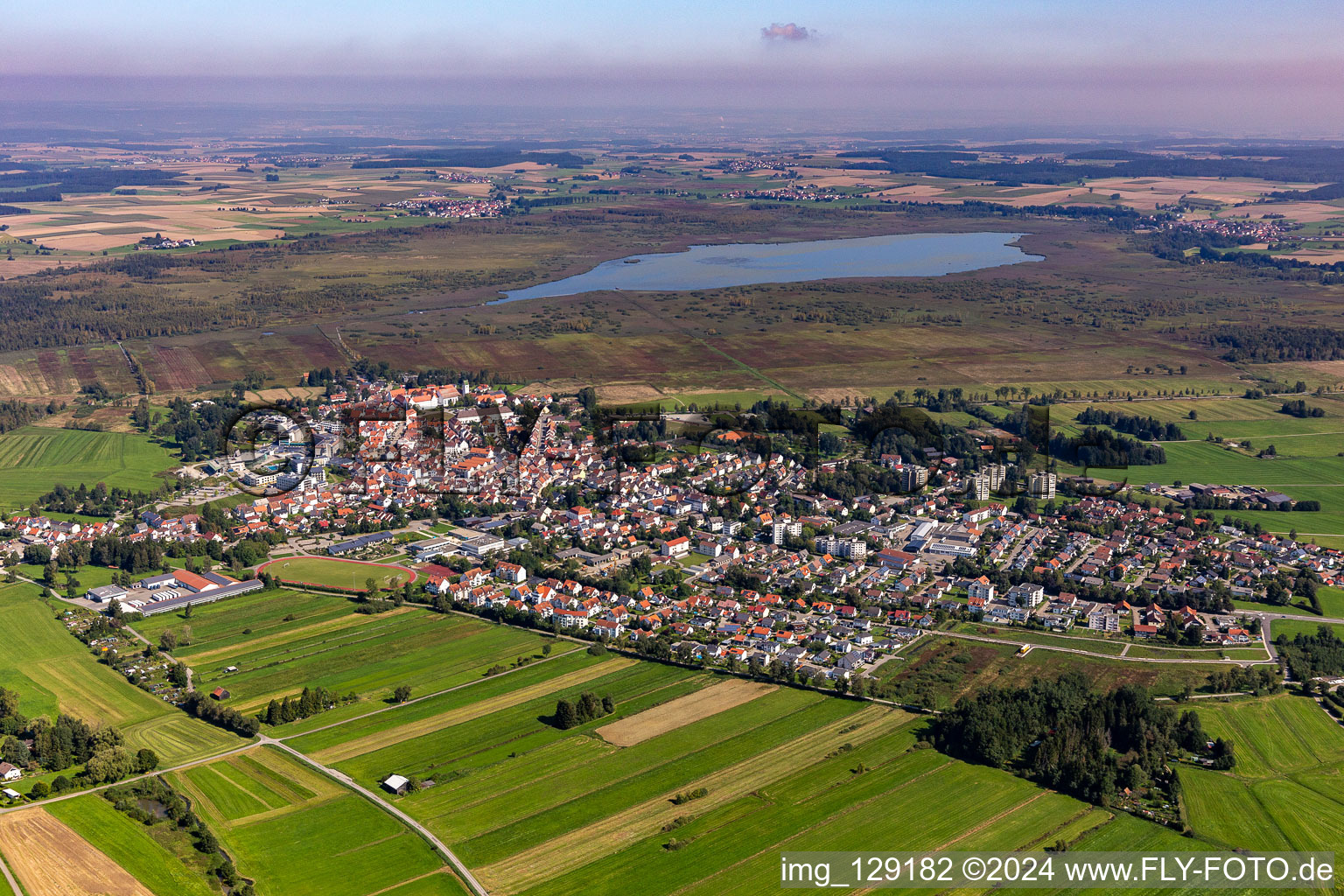 Ortsansicht der Straßen und Häuser der Wohngebiete vor dem Federsee in Bad Buchau im Bundesland Baden-Württemberg, Deutschland