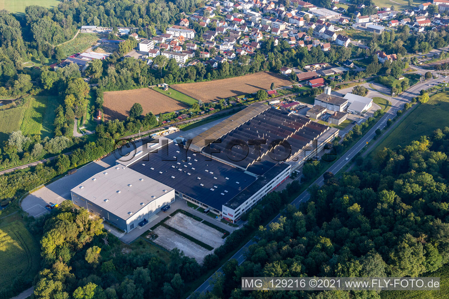 Luftbild von Gebäude und Produktionshallen auf dem Fabrikgelände der Silit-Werke GmbH & Co. KG in Riedlingen im Bundesland Baden-Württemberg, Deutschland