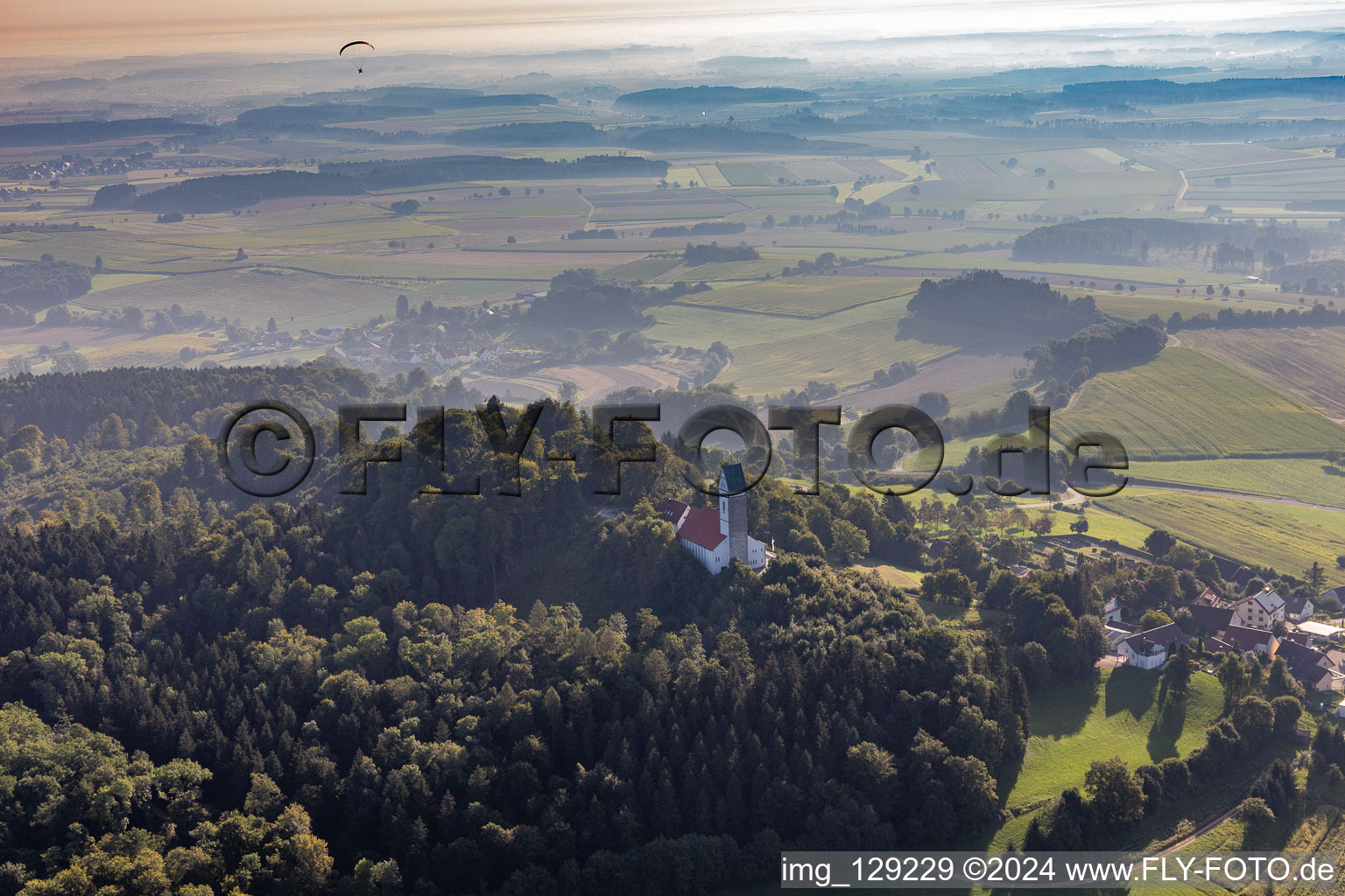 Luftbild von Gipfel Bussen mit Wallfahrtskirche im Ortsteil Offingen in Uttenweiler im Bundesland Baden-Württemberg, Deutschland