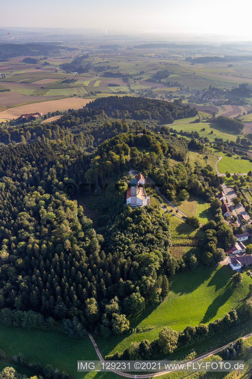 Luftaufnahme von St. Johannes Baptist auf dem Bussen, heiliger Berg Oberschwabens in Uttenweiler im Bundesland Baden-Württemberg, Deutschland