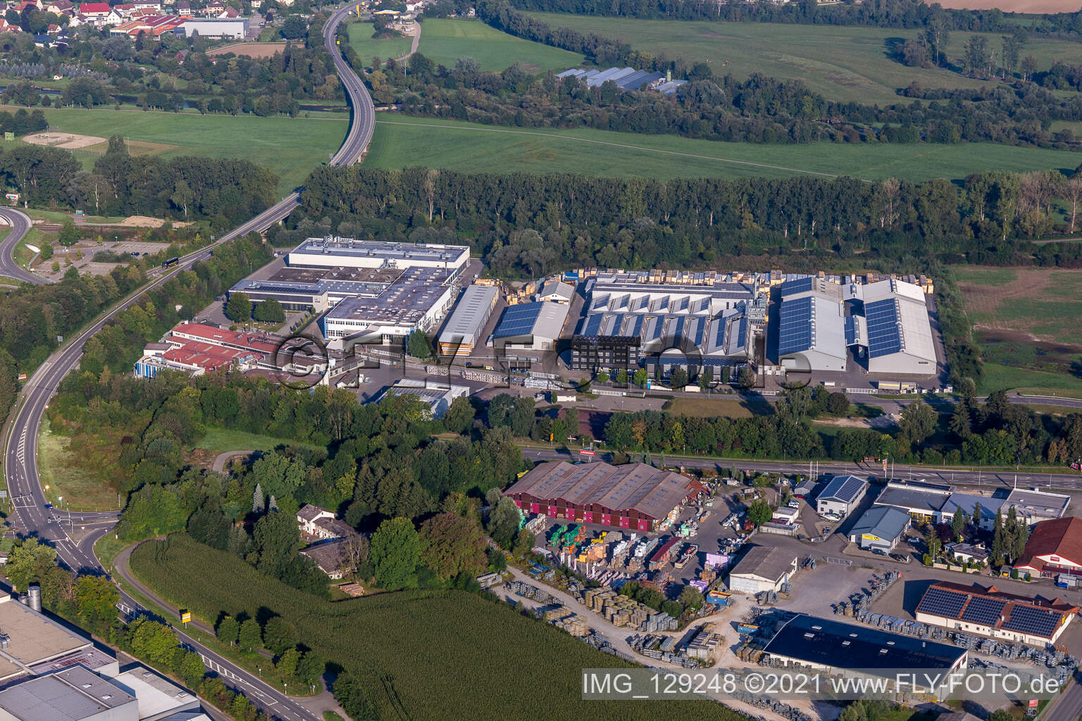 Luftbild von Gebäude und Produktionshallen auf dem Fabrikgelände der Linzmeier Bauelemente GmbH und FEINGUSS BLANK GmbH in Riedlingen im Bundesland Baden-Württemberg, Deutschland