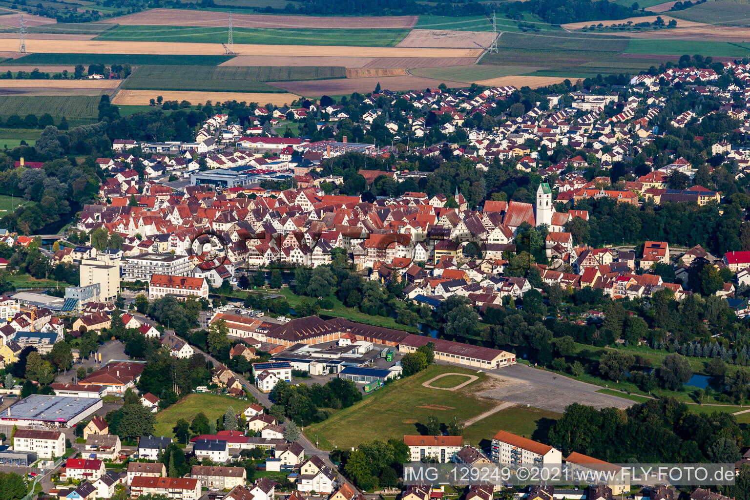 Luftbild von Ortskern am Uferbereich der Donau - Flußverlaufes in Riedlingen im Bundesland Baden-Württemberg, Deutschland