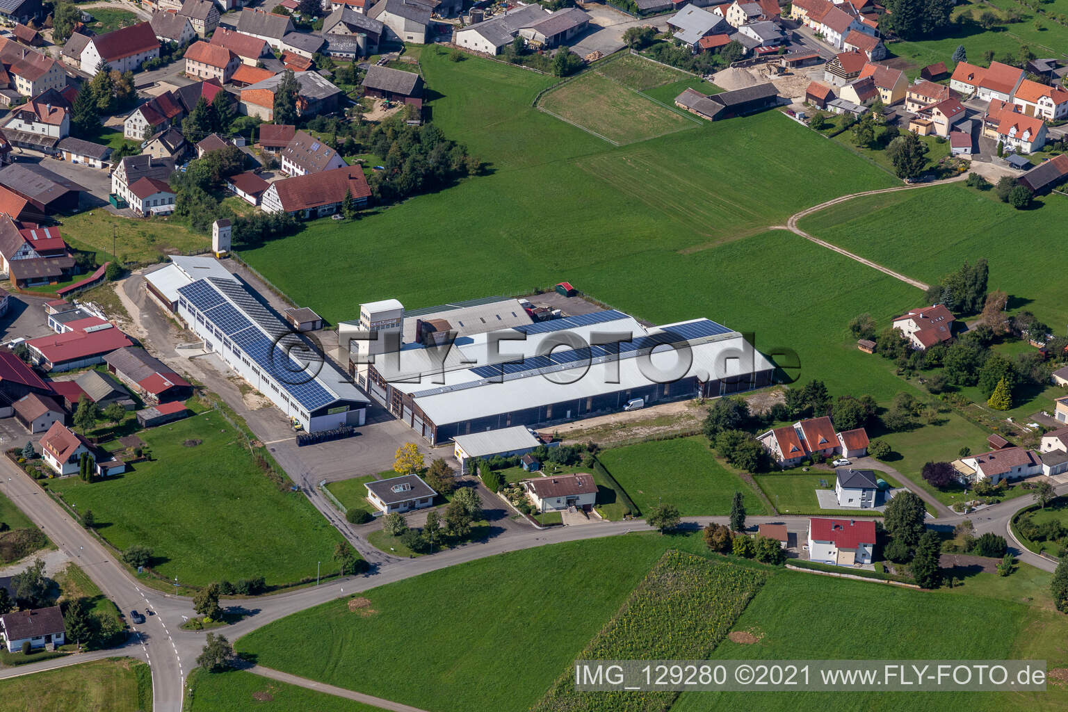 Firmengelände der Firma Steinbart Reifen-Export mit Hallen, Firmengebäuden und Produktionsstätten in Inneringen in Hettingen im Bundesland Baden-Württemberg, Deutschland