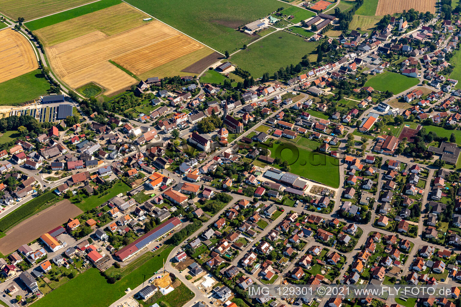 Ortsansicht der Straßen und Häuser der Wohngebiete in Langenenslingen im Bundesland Baden-Württemberg, Deutschland