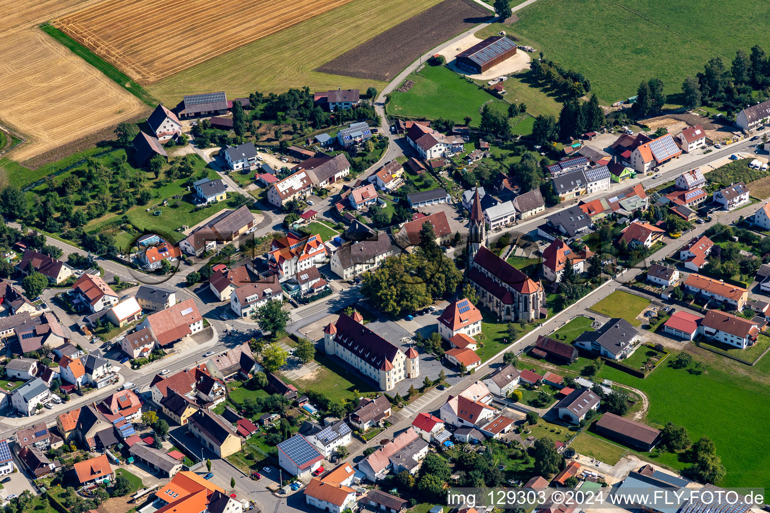 Ortsansicht der Straßen und Häuser der Wohngebiete mit Rathaus und Kirche St. Konrad in Langenenslingen im Bundesland Baden-Württemberg, Deutschland