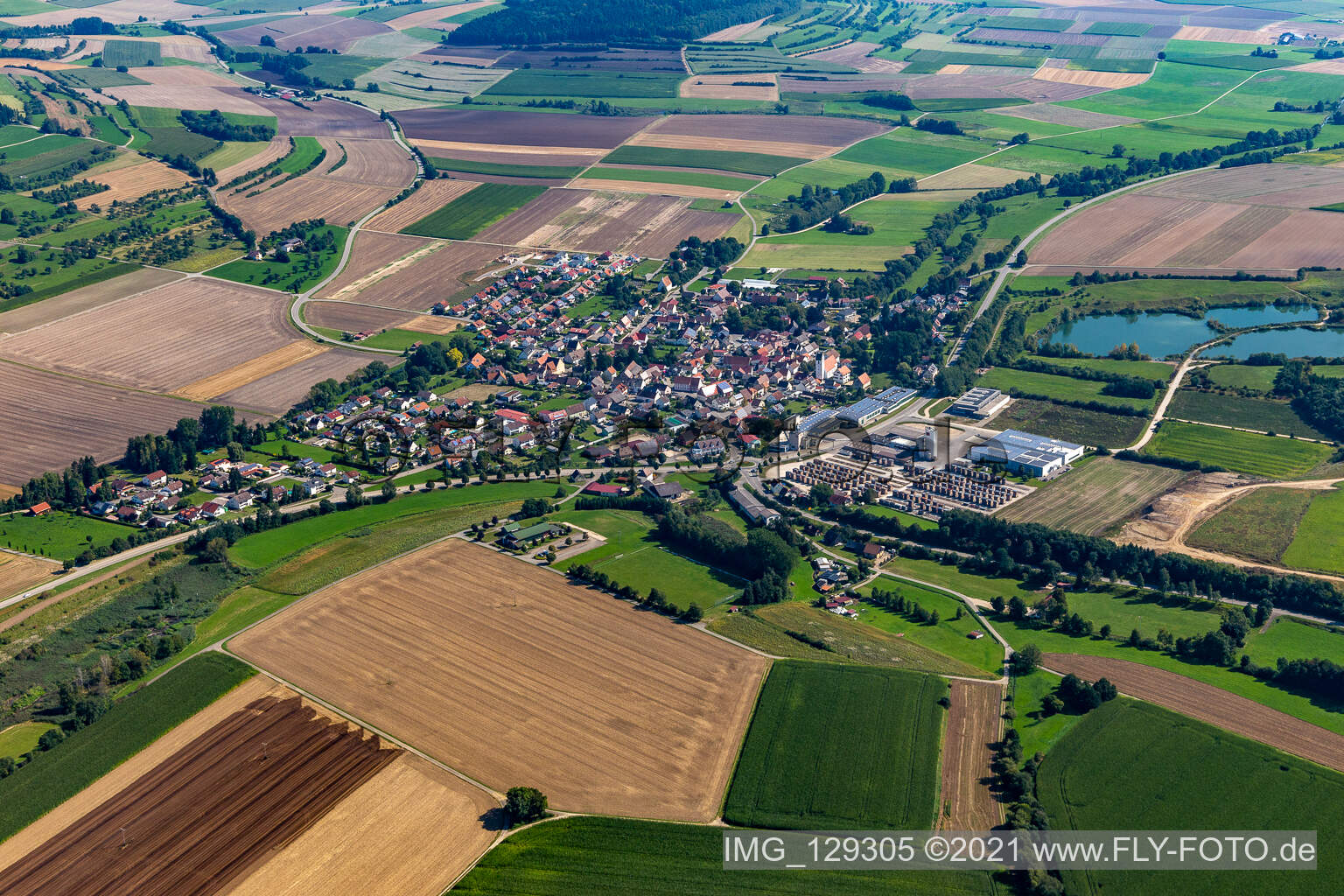 Ortsansicht am Rande von landwirtschaftlichen Feldern und Nutzflächen in Andelfingen in Langenenslingen im Bundesland Baden-Württemberg, Deutschland