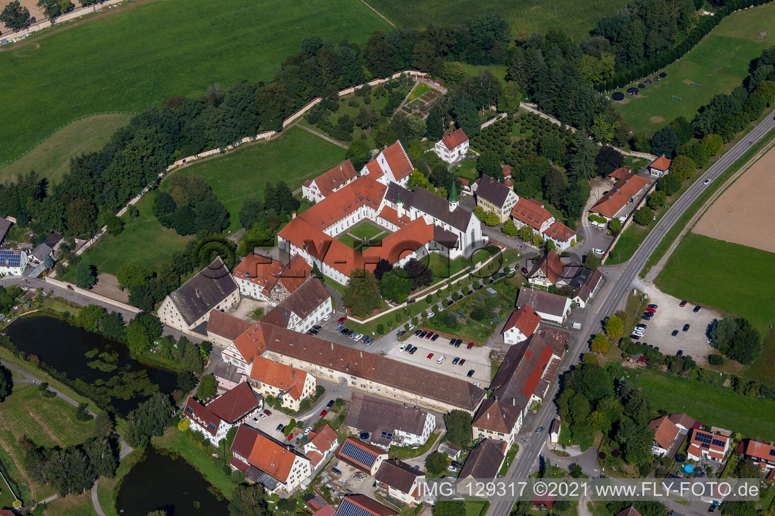 Luftbild von St. Anna-Münster,  Tagungshaus Kloster Heiligkreuztal in Altheim im Bundesland Baden-Württemberg, Deutschland