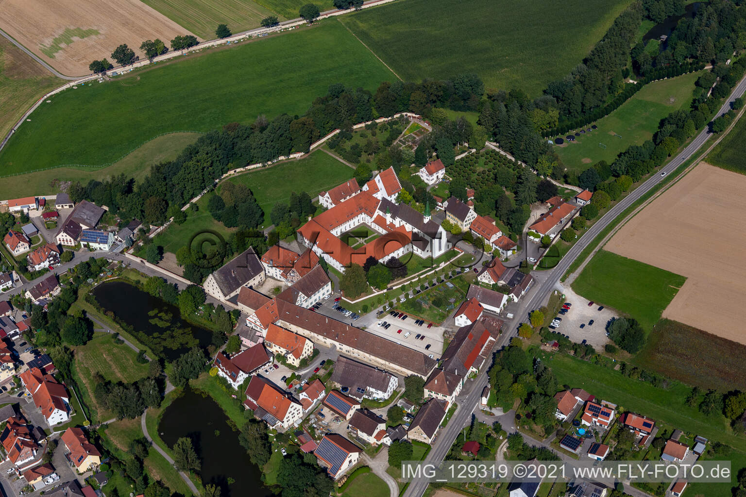 Luftaufnahme von St. Anna-Münster,  Tagungshaus Kloster Heiligkreuztal in Altheim im Bundesland Baden-Württemberg, Deutschland