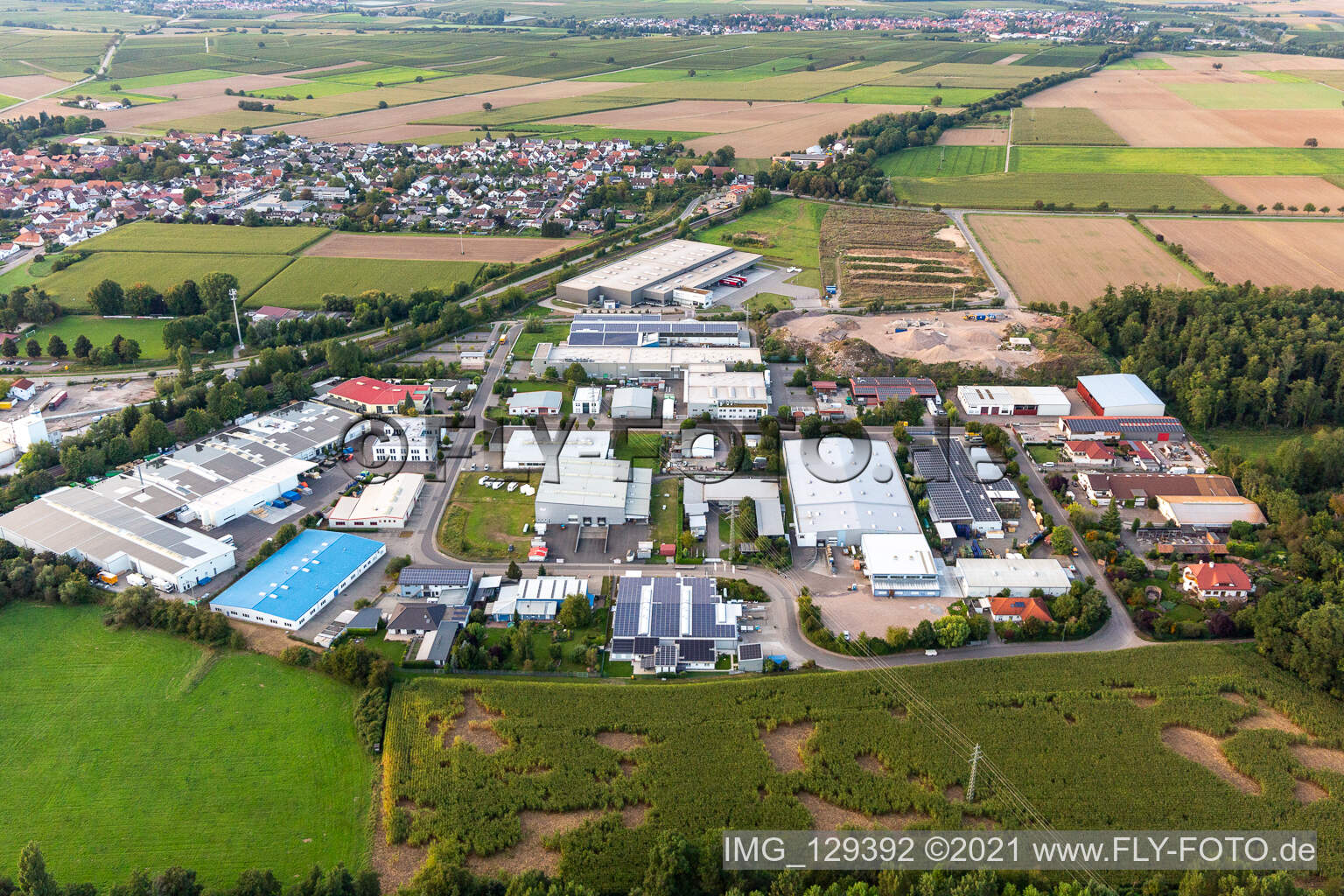 Schrägluftbild von Industriegebiet Große Ahlmühle in Rohrbach im Bundesland Rheinland-Pfalz, Deutschland