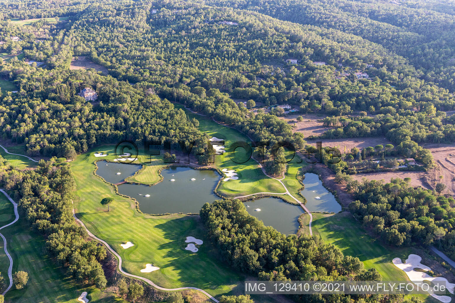 Luftbild von Gelände des Golfplatz des Ressort Terre Blanche in Tourrettes in Provence-Alpes-Cote d'Azur im Bundesland Var, Frankreich