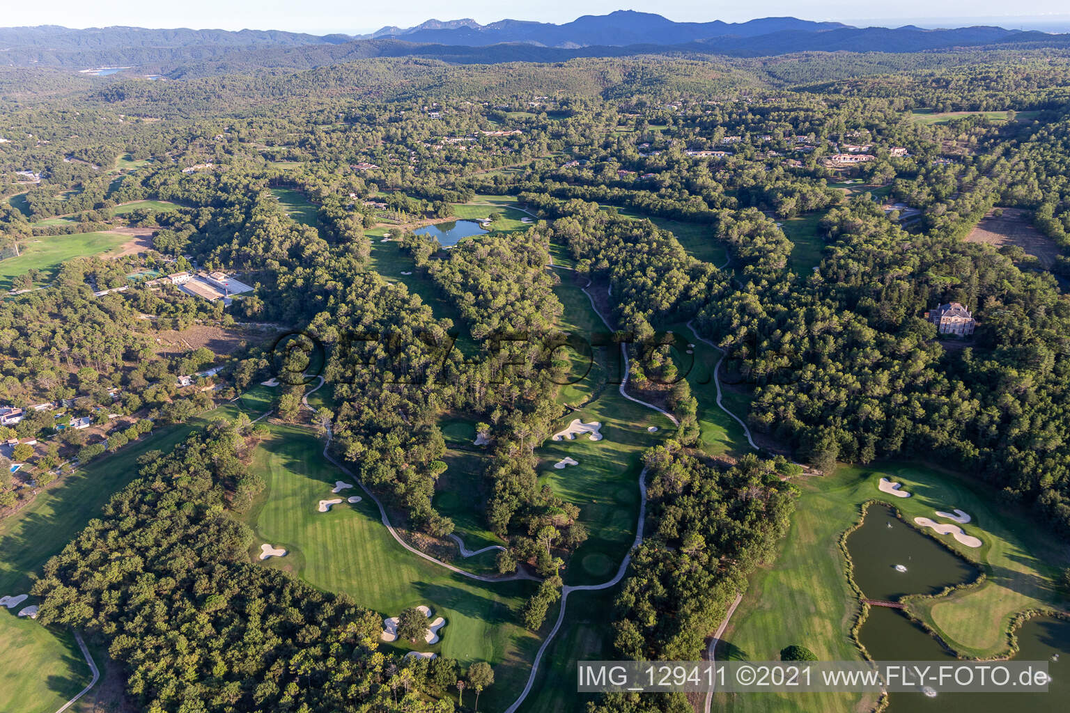 Luftaufnahme von Gelände des Golfplatz des Ressort Terre Blanche in Tourrettes in Provence-Alpes-Cote d'Azur im Bundesland Var, Frankreich