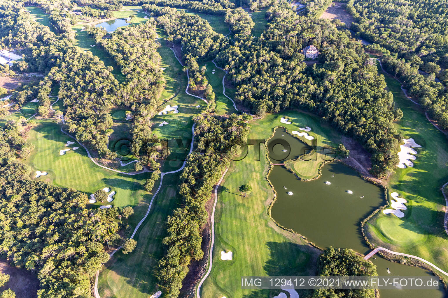 Schrägluftbild von Gelände des Golfplatz des Ressort Terre Blanche in Tourrettes in Provence-Alpes-Cote d'Azur im Bundesland Var, Frankreich