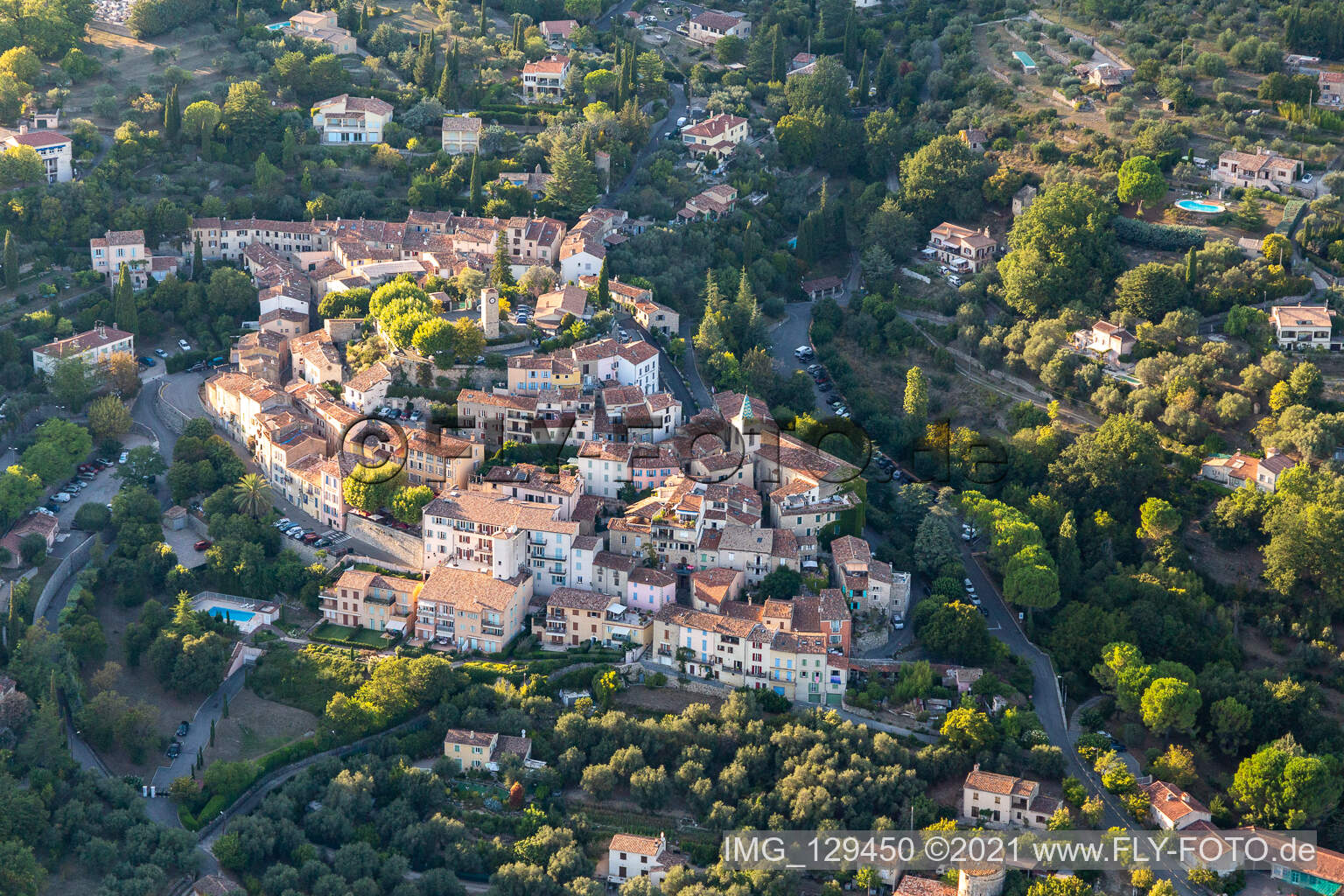 Altstadtbereich und Innenstadtzentrum auf einem Hügel im Var in Tourrettes in Provence-Alpes-Cote d'Azur, Frankreich