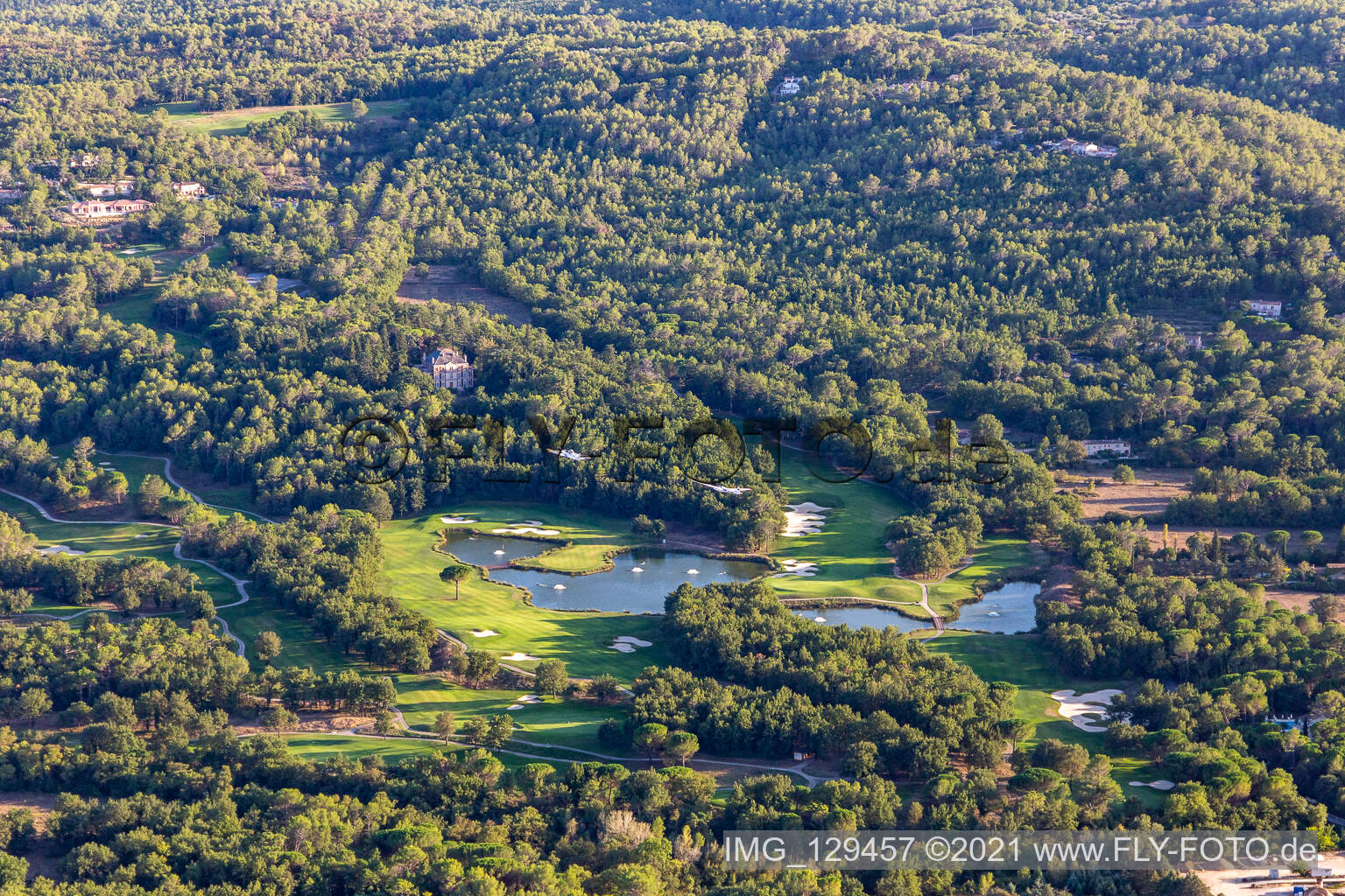 Luftaufnahme von Albatros Golf Performance Center, Parcours 18 trous Le Château et Le Riou in Tourrettes im Bundesland Var, Frankreich